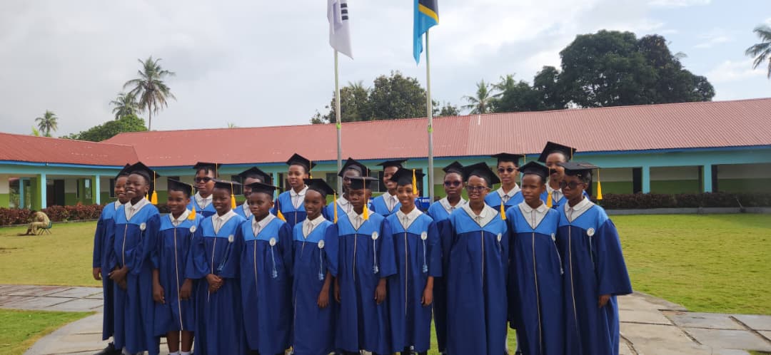 Graduates with the Tanzanian & Korean flags